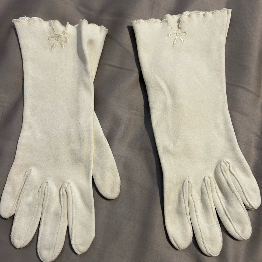 Vintage Elegant White Gloves with Bow Detail